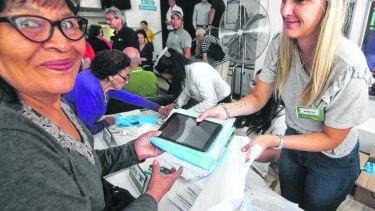 Ayer, el Ejecutivo municipal les dio 400 tablets a los beneficiados inscriptos en el listado nacional. 