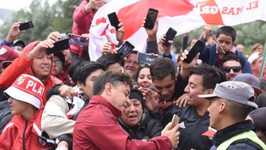 La gente del Millo se desvive por una foto con el DT. (Foto: @RiverPlate)