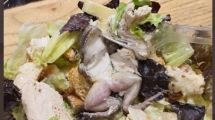 Imagen de Salieron a comer y encontraron una rana en la ensalada