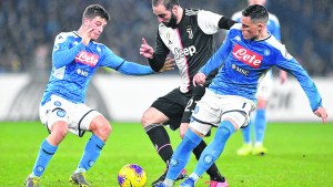 El Napoli se hizo fuerte en el San Paolo y derrotó al líder Juventus