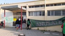 Imagen de Una mujer se encadenó en el hospital de Roca y pide que “le devuelvan” su trabajo