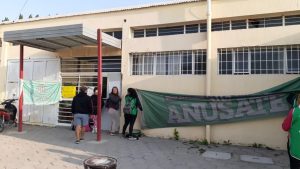 Una mujer se encadenó en el hospital de Roca y pide que “le devuelvan” su trabajo