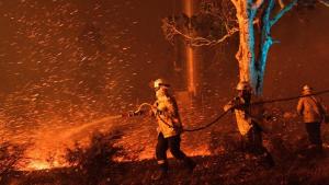 Australia moviliza 3 mil reservistas ante crisis de incendios y se elevan a 21 los muertos