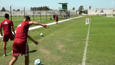 Quintero se divirtió con un "golazo" sin ángulo.