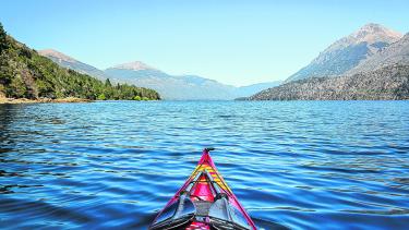Para navegar en kayak seguro hay que contar con cubre cockpit, achicador, cabo de remolque, silbato y espejo. Archivo