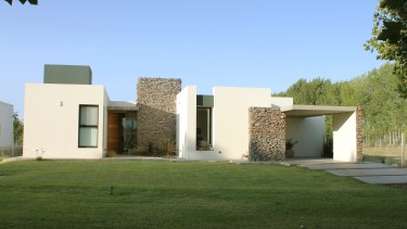El frente de la casa mira al sur y está alejado de la calle. 