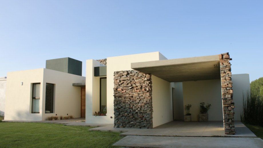 Con un estar y hogar al aire libre, esta casa en Roca es un lujito para