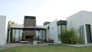 Con un estar y hogar al aire libre, esta casa en Roca es un lujito para disfrutar a la noche