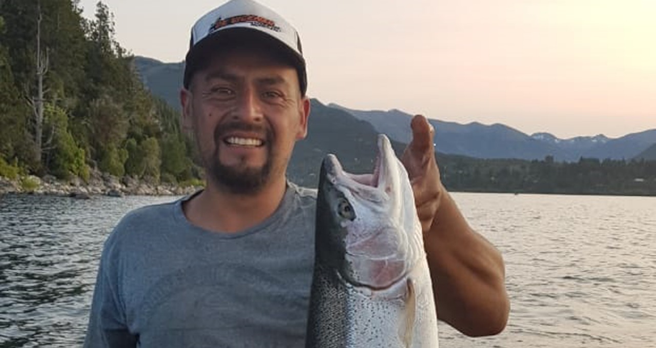 Leandro con la trucha de 7,3 kilos que pescó en el lago Nahuel Huapi frente a la isla Huemul en Bariloche 