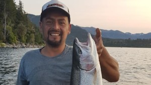 Video: pescó una trucha de 7,3 kilos en Bariloche y la hinchada festejó en el gomón