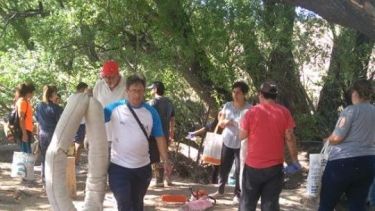 Con mangas absorbentes evitaron que el hidrocarburo llegue al perilago. Municipalidad de Piedra del Águila
