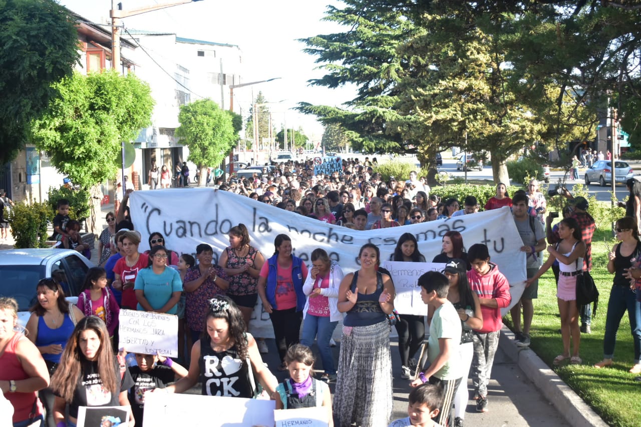 Mil personas marcharon por el centro de Zapala. Foto: Alexis Ulloa. 