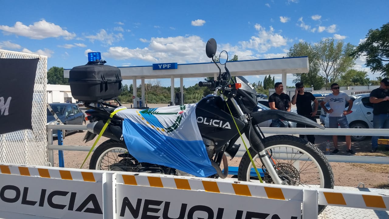En la caravana que partido de Neuquén trasladaron la moto que utilizaba Luis para las patrullajes.