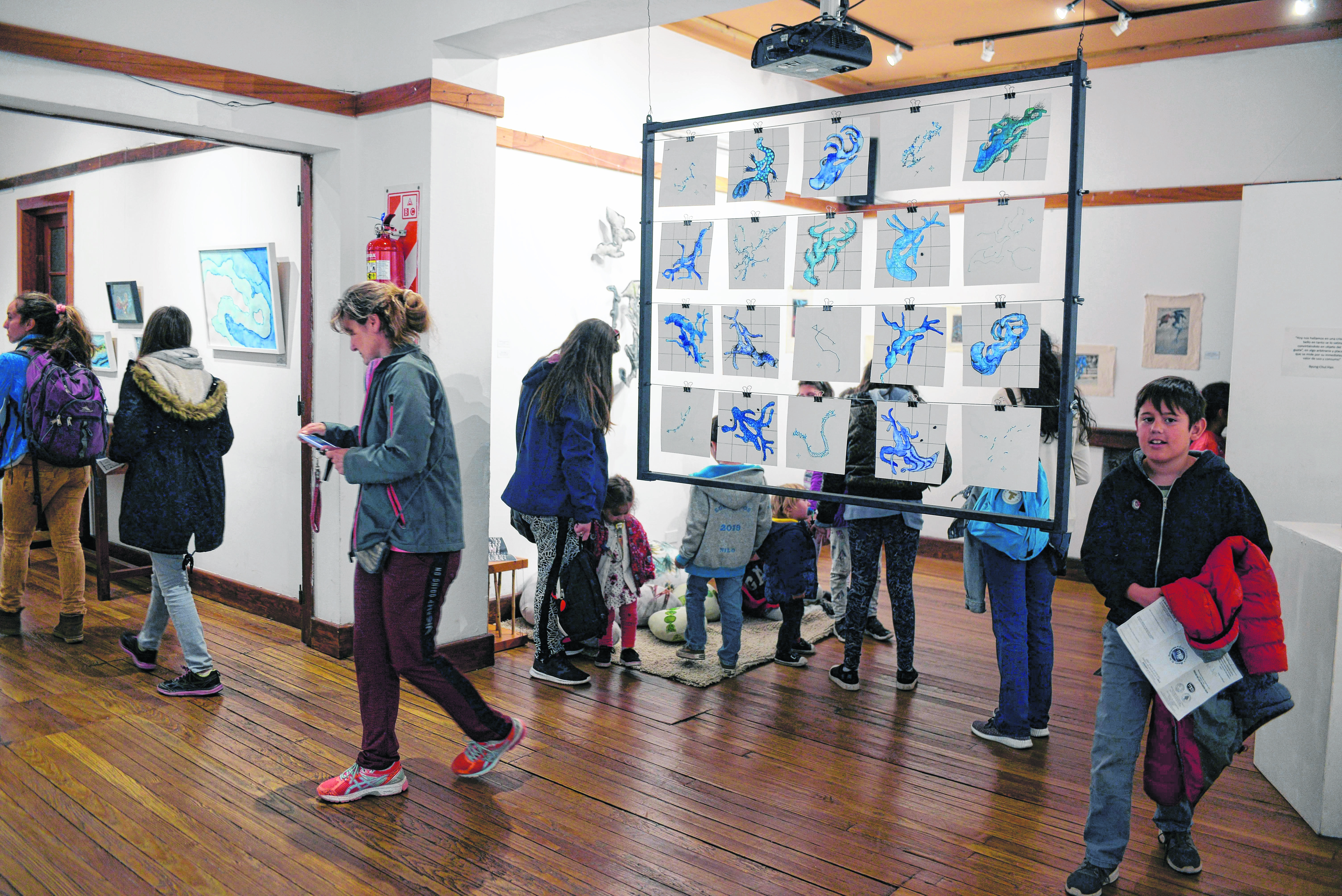 Niños y adultos disfrutan de la exposición artística en una de las salas del Centro Cívico. Foto: Alfredo Leiva