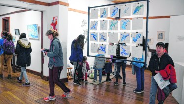 Niños y adultos disfrutan de la exposición artística en una de las salas del Centro Cívico. Foto: Alfredo Leiva