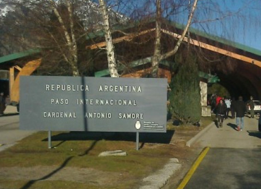 El paso de chilenos que regresan al sur de su país, transitan por Samoré. Archivo
