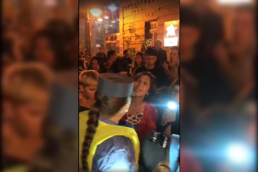 La policía detiene a un joven de 21 años en la salida de una cervecería. Foto captura de video. 