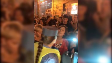 La policía detiene a un joven de 21 años en la salida de una cervecería. Foto captura de video. 