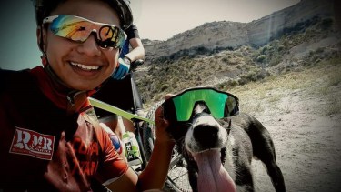 Video: ciclistas rescataron a un perro abandonado y deshidratado en Regina