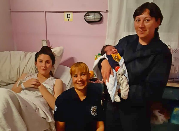 Las policías visitaron a la madre y a su bebé en el hospital. Foto: gentileza