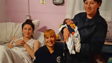 Las policías visitaron a la madre y a su bebé en el hospital. Foto: gentileza