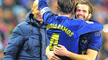 Zidane festeja el triunfo con Sergio Ramos y Nacho. (Foto: AP)