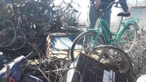 Un proyecto que enseña ciclomecánica a jóvenes vulnerables para reciclar bicicletas secuestradas