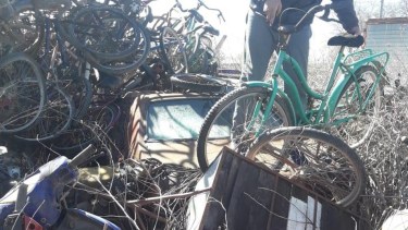 Jóvenes con problemas de violencia y consumo reciclan bicicletas judicializadas con fines sociales