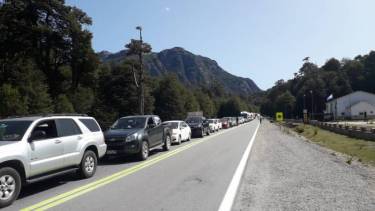 Los turistas tuvieron que esperar hasta dos horas para poder ingresar o salir del país.