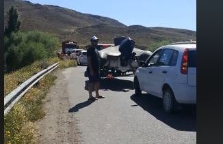 Los turistas se pusieron de acuerdo para destrabar la circulación en plena cordillera. Captura pantalla video Jime Campo
