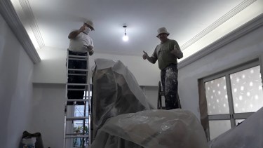 Los muebles deben agruparse en el centro de la habitación, cubiertos con sábanas o plásticos. Eso los protege y facilita la actividad del pintor.