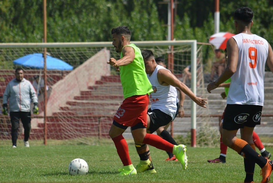 Mauricio Villa fue el autor de uno de los goles del Rojo. (Foto: Marcelo Aranea)
