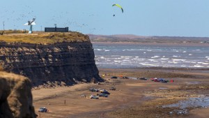 El derrumbe abre el debate por los autos en la playa de El Cóndor