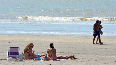 Playas tranquilas y 10 km de arena: El Cóndor afina motores para un verano con más visitantes