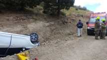 Imagen de Turistas volcaron en la ruta nacional 23, cerca de Dina Huapi