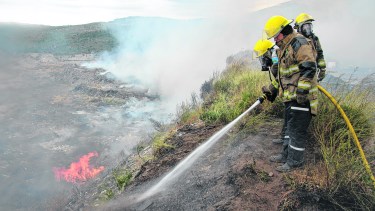 Los focos de interfase, que afectan vegetación pero están cerca de construcciones que están en riesgo, son una constante. Foto: archivo