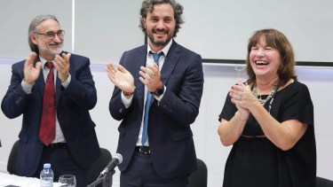 Buenos Aires: En un acto realizado el día de hoy en la Estación Experimental Agropecuaria del AMBA, el jefe de Gabinete de Ministros de la Nación, Santiago Cafiero, junto con el ministro de Agricultura, Ganadería y Pesca, Luis Basterra, pusieron en funciones a la nueva presidenta del INTA, Susana Mirassou.
Foto: Agencia Télam.