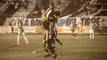 Fornillo abraza a Altolaguirre, el héroe de la noche en La Visera. (Foto: Mauro Pérez)
