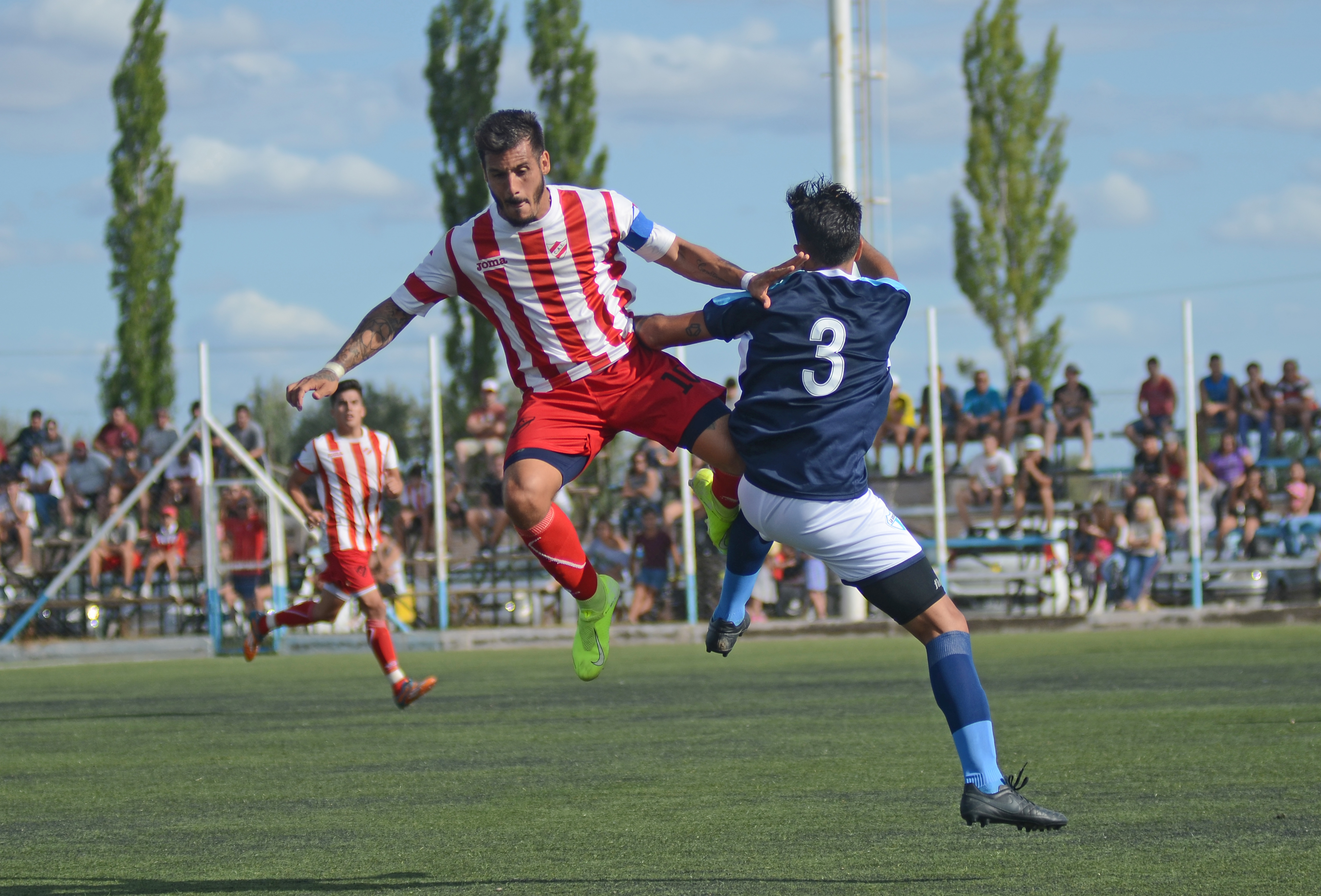 El juego brusco caracterizó el último partido entre ambos. (Foto: Mauro Pérez)