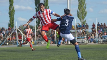 El juego brusco caracterizó el último partido entre ambos. (Foto: Mauro Pérez)