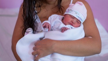 Mercedes nació anoche pasadas las 20 en el hospital Ramón Carrillo. Foto: Marcelo Martinez