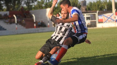 El partido en Chimbas fue un deja-vu del que jugaron en Cipo. Otra vez 2 a 2, con dos penales para Peñarol y uno atajado por Crespo. (Foto: Gentileza Diario de Cuyo)