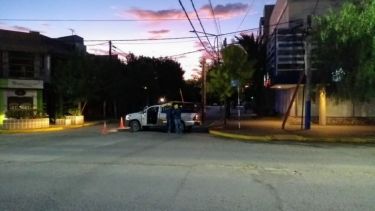Personal de Edersa trabajó en la esquina céntrica para restablecer el suministro de energía en la zona. Foto: agencia.-