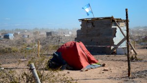 Otras 350 familias abandonaron la toma de Casimiro Gómez en Neuquén