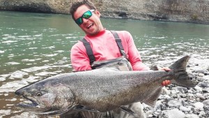 ¡Qué misil! Mirá el salmón de 14,5 kilos que pescó en Chile este crack cipoleño