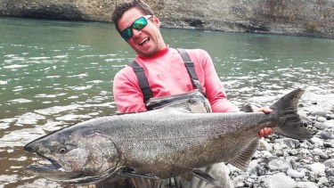 ¡Qué misil! Mirá el salmón de 14,5 kilos que pescó en Chile este crack cipoleño