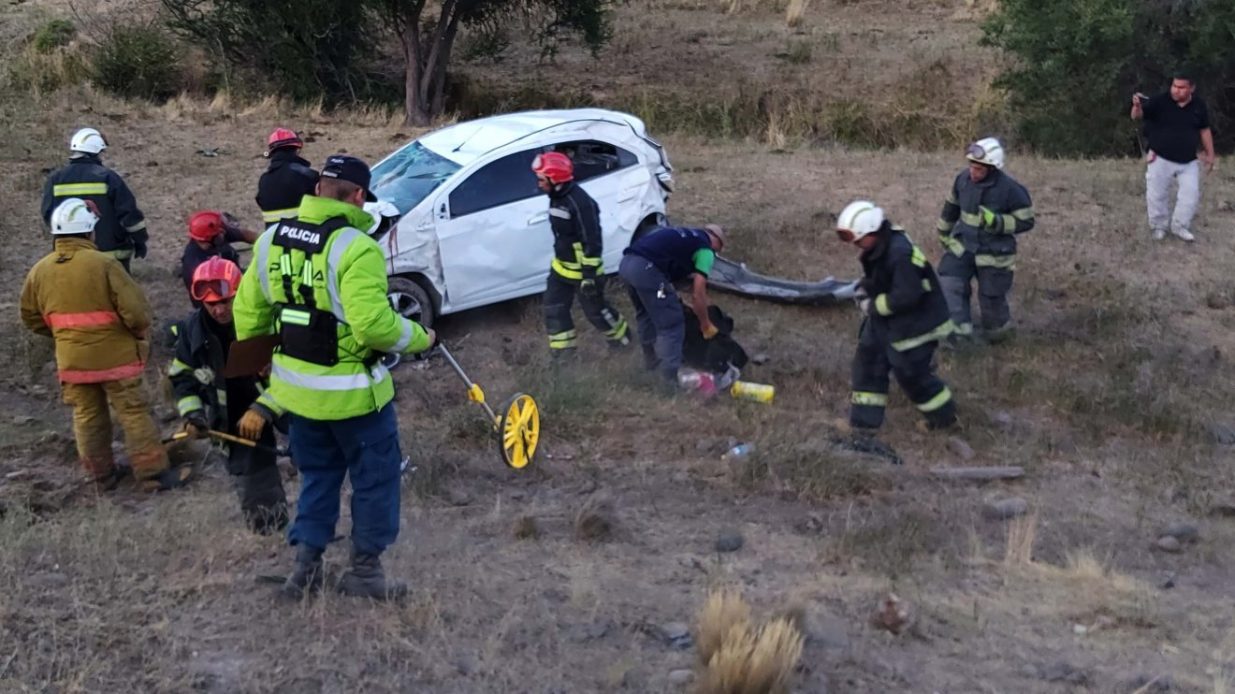 El auto cayó 100 metros por un barranco y dio varios tumbos. (Gentileza Info Los Andes).-