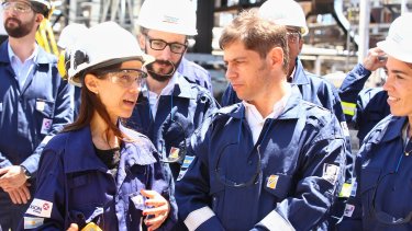 Kicillof cuando recorrió la renovada refinería  de Campana. (Archivo).-