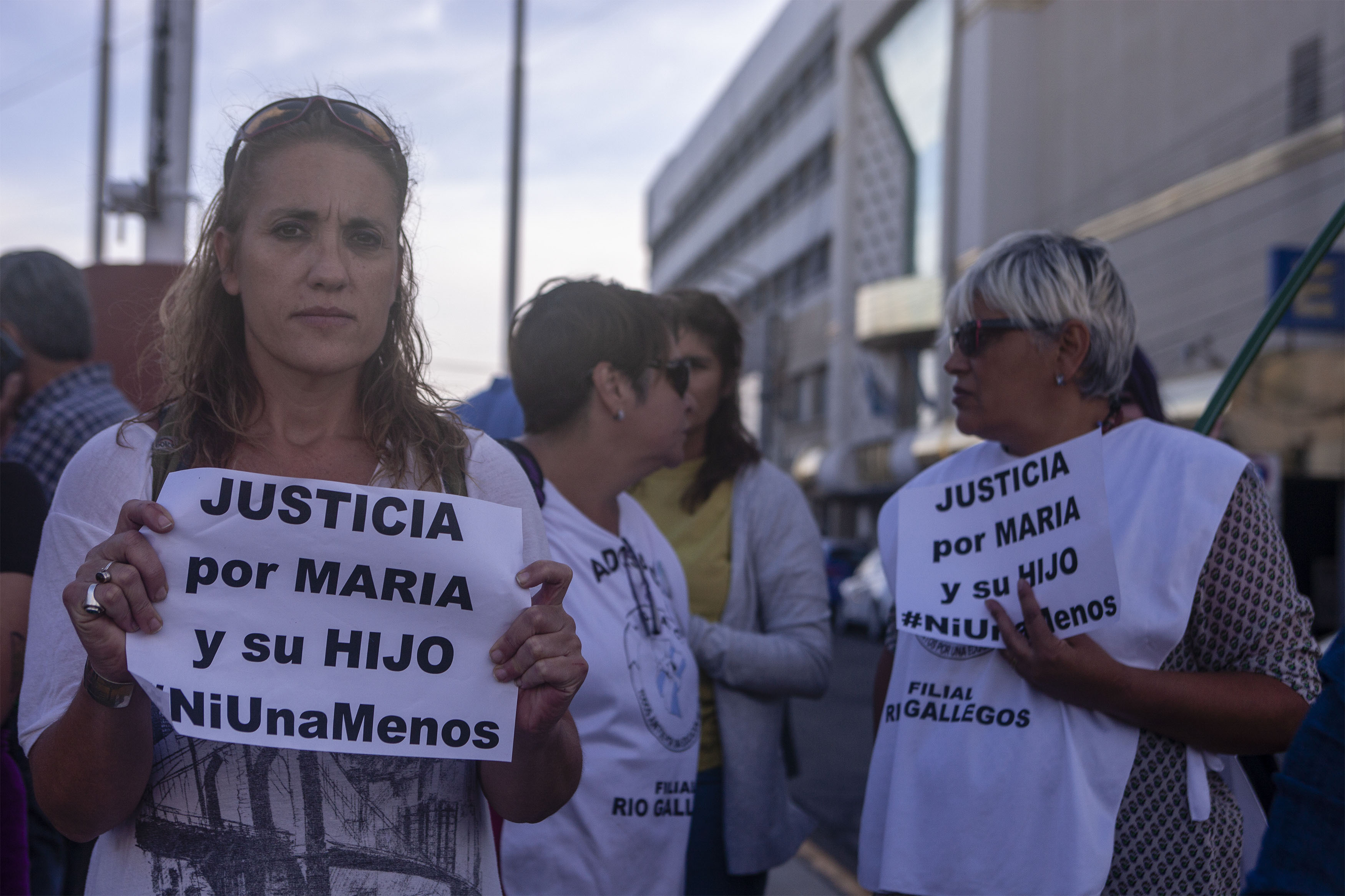 Grupo de mujeres reclaman justicia por María y su hijo asesinado en la localidad de Puerto Deseado - Foto: Agencia Télam. 