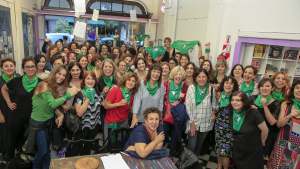 Qué piensan las escritoras que se suman al pañuelazo por el aborto legal
